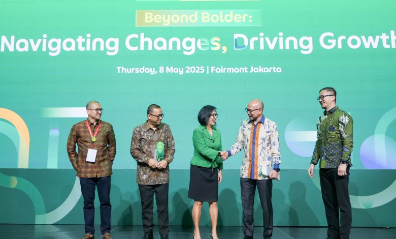 (kanan ke kiri) : Roy Nugroho, Director of Grab For Business, Grab Indonesia; Chatib Basri, Ekonom Senior sekaligus Mantan Menteri Keuangan Republik Indonesia periode 2013-2014; Neneng Goenadi, Country Managing Director, Grab Indonesia; Dr. Riyatno, S.H, LL.M, Deputi Bidang Pengembangan Iklim Penanaman Modal; dan Kertapradana, Director of Partnership & Business Development, Grab Indonesia, dalam gelaran Grab Business Forum 2025