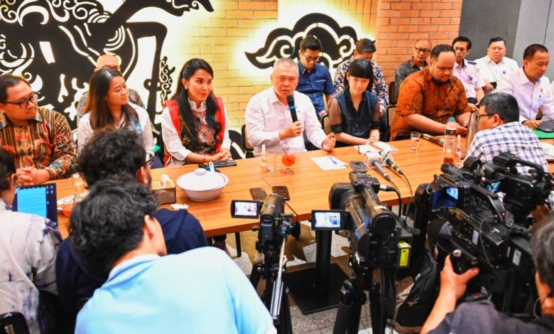 Menteri Perhubungan (Menhub), Dudy Purwagandhi dan empat perwakilan aplikasi transportasi online, saat diskusi publik, di Aroem Resto & Cafe Jakarta, Dok.Dephub.go.id